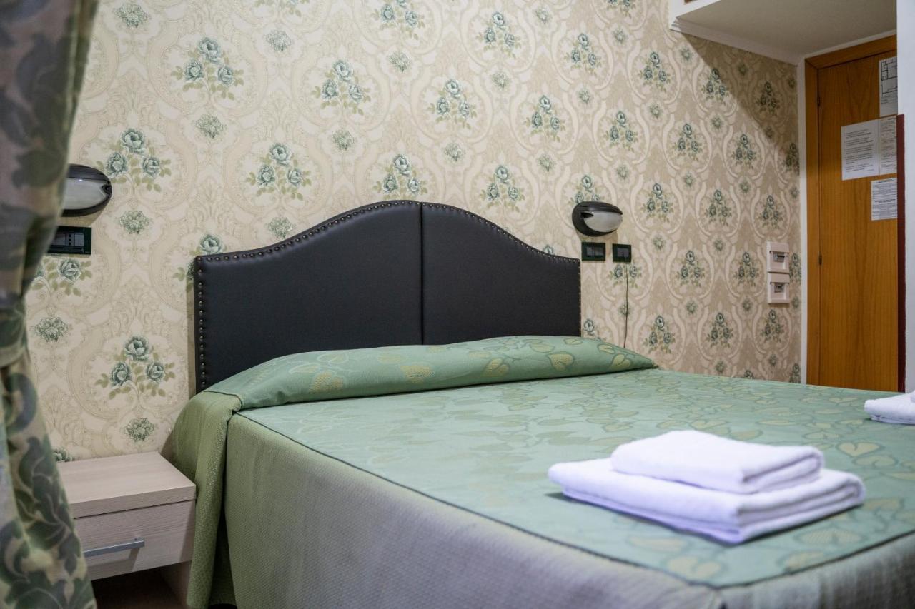 Hotel Ferrarese Rome Exterior photo