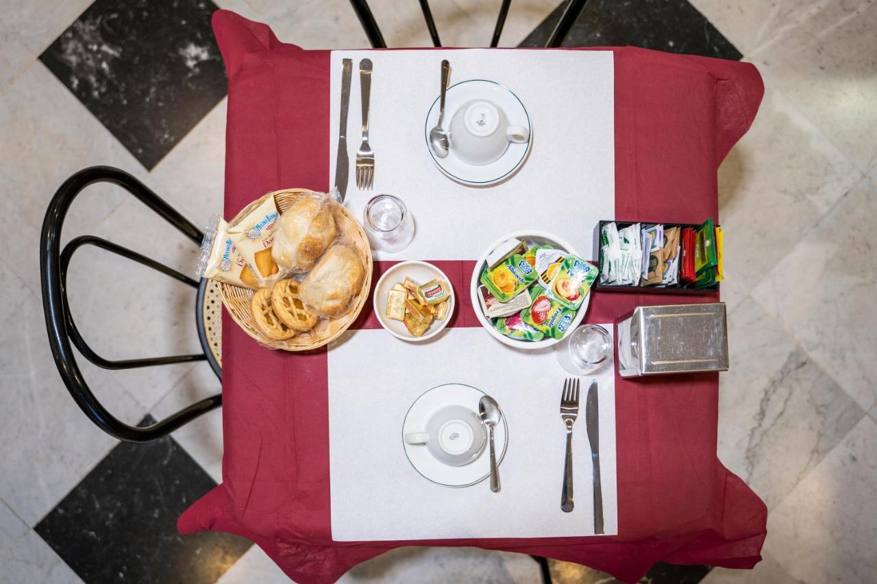 Hotel Ferrarese Rome Exterior photo