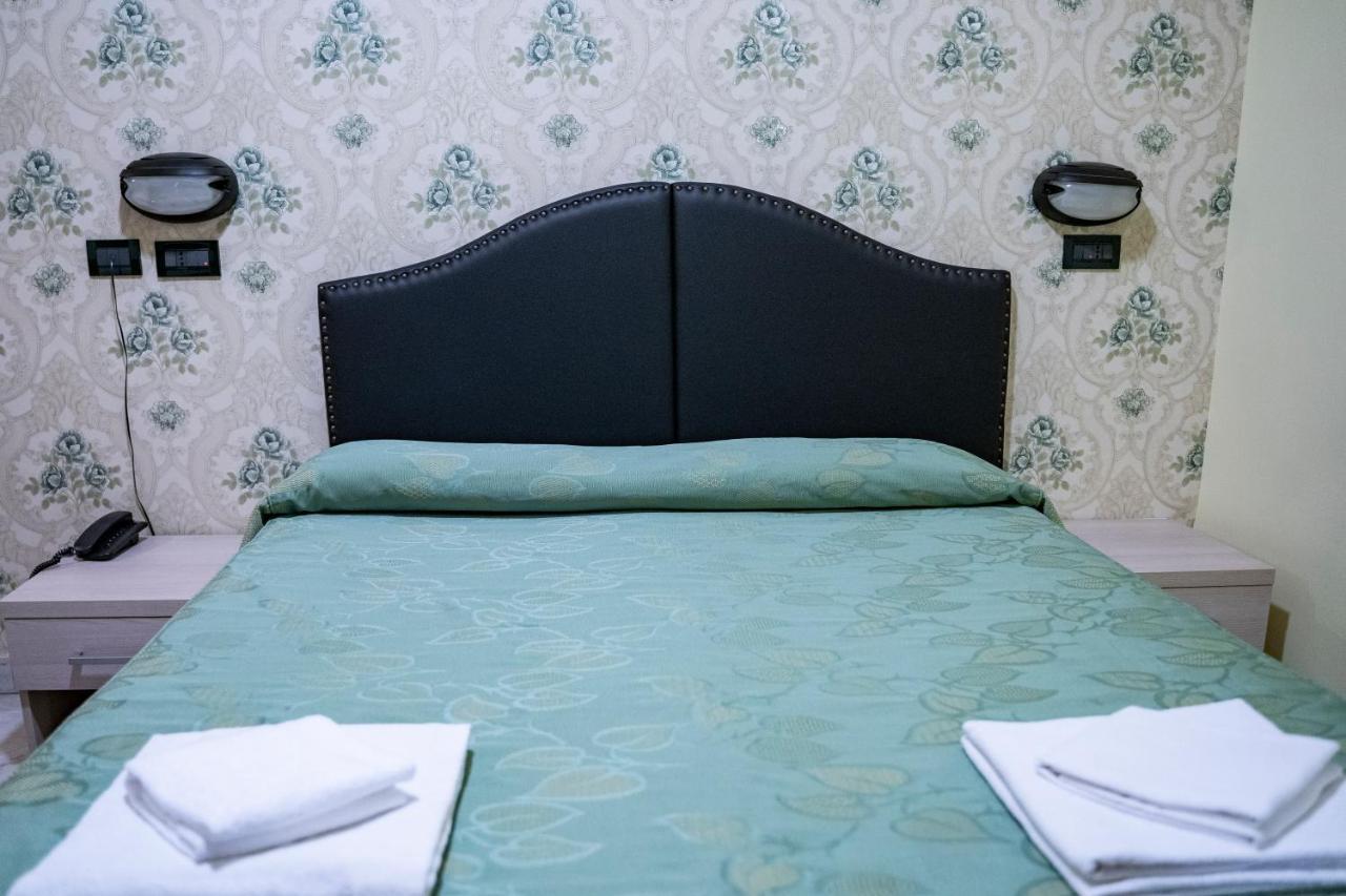 Hotel Ferrarese Rome Exterior photo