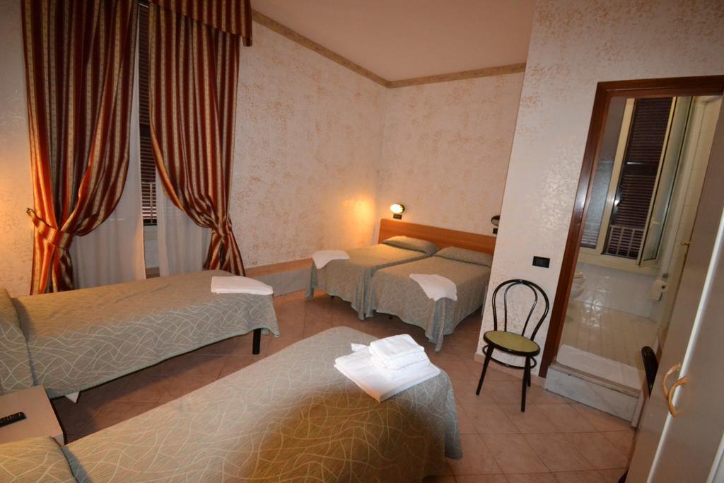 Hotel Ferrarese Rome Exterior photo