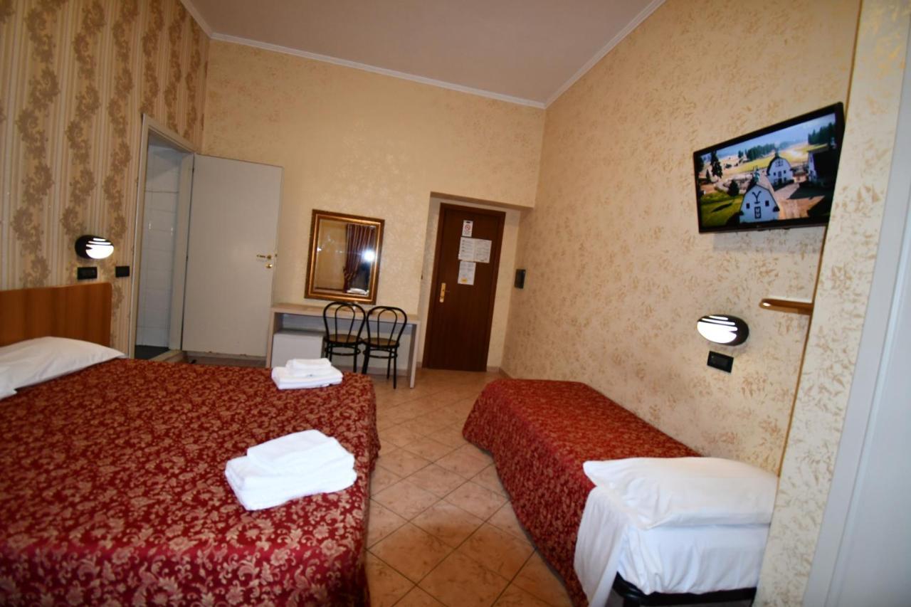Hotel Ferrarese Rome Exterior photo